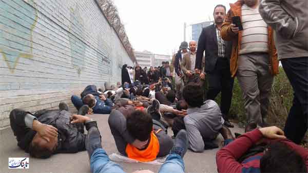 تجمع اعتراض‌آمیز سهامداران پردیسبان با خوابیدن بر سنگفرش خیابان در مشهد