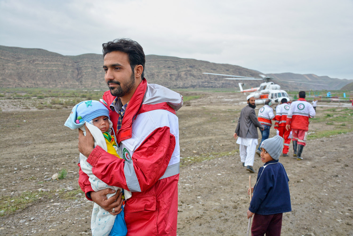 اعزام 42 امدادگر و خودروهای امدادی هلال احمر خراسان رضوی به مناطق زلزله‌زده خراسان شمالی