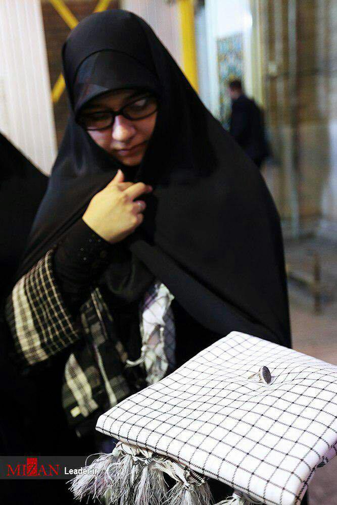هدیه رهبرانقلاب به همسر شهید حججی +عکس