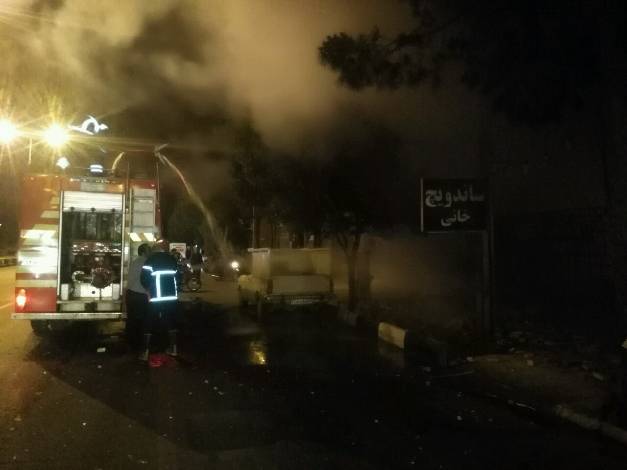 آتش سوزی در مغازه لوازم یدکی در اردکان +عکس