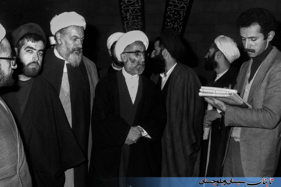 حضور آیت‌الله خامنه‌ای در تحصن روحانیون در دانشگاه تهران/ بهمن 57