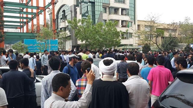 تجمع اعتراض آمیز مقابل کنسولگری عربستان در مشهد
