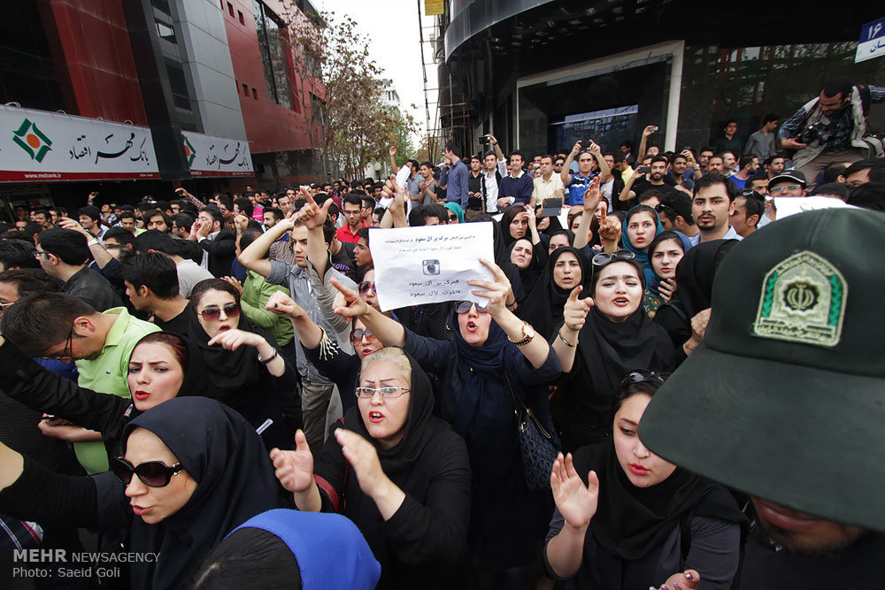 تجمع اعتراض آمیز مقابل کنسولگری عربستان در مشهد+عکس