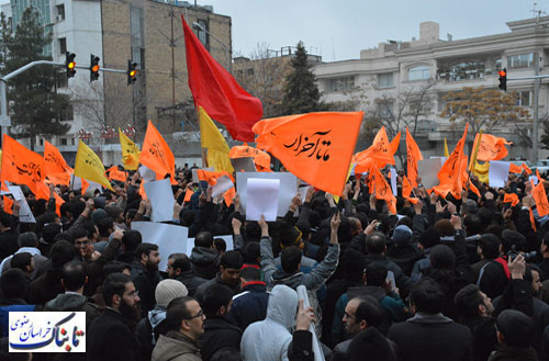 دومین تجمع معترضان به اعدام شیخ نمر مقابل کنسولگری عربستان در مشهد