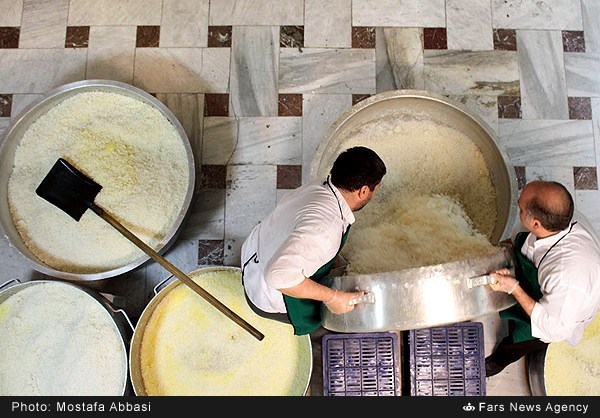 گزارش تصویری/ طبخ افطار در آشپزخانه رضوی