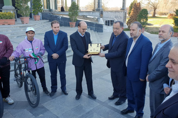 دوچرخه سواران قزوینی پیام چهلسالگی انقلاب را به استاندار تقدیم کردند دوچرخه سواران قزوینی پیام چهلسالگی انقلاب را به استاندار تقدیم کردند