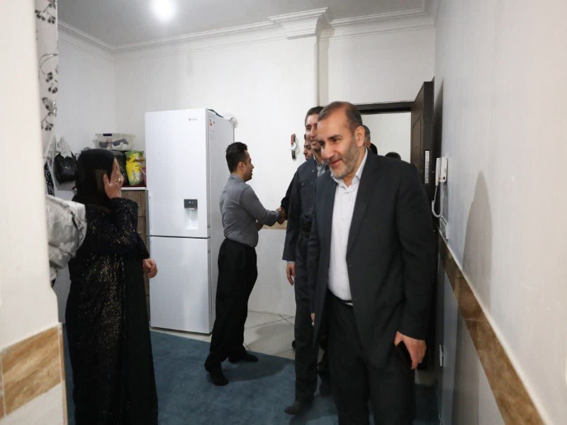 حضور استاندار کرمانشاه در منزل شهید جوانرودی حضور استاندار کرمانشاه در منزل شهید جوانرودی