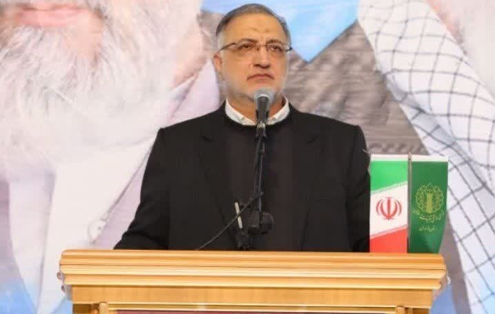تزلزل اقتصادی حربه‌ی جدید دشمن است/باید سرپنجه‌های شوم مفسدان اقتصادی را خشکاند