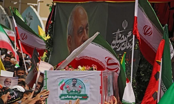 تشییع پرشکوه شهید خادمی به همراه ۵ تن از شهدای جنگ در شیراز برگزارشد