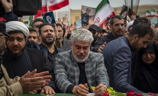 تشییع پرشکوه شهید خادمی به همراه ۵ تن از شهدای جنگ در شیراز برگزارشد