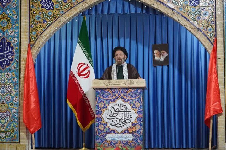 مردم پای انقلاب و نیروهای مسلح و مقتدرش هستند