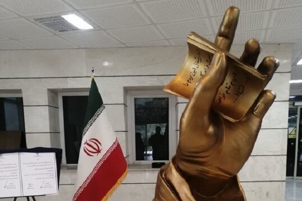 «کلام ماندگار» نخستین اثر تجسمی مفهومی با الهام از زبان بدن رهبر شهید در اهواز رونمایی شد «کلام ماندگار» نخستین اثر تجسمی مفهومی با الهام از زبان بدن رهبر شهید در اهواز رونمایی شد