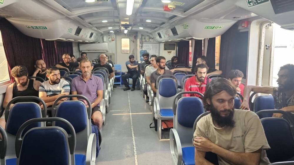 نجات ۲۳ خدمه یک کشتی در آبهای ساحلی بندرعباس/ تمامی خدمه به قشم منتقل شدند نجات ۲۳ خدمه یک کشتی در آبهای ساحلی بندرعباس/ تمامی خدمه به قشم منتقل شدند