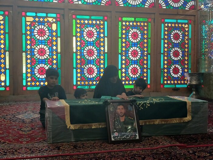 پیکر شهید مدافع میهن «محمدناصر دلیرور» در اکبرآباد کوار تشییع و به خاک سپرده شد پیکر شهید مدافع میهن «محمدناصر دلیرور» در اکبرآباد کوار تشییع و به خاک سپرده شد