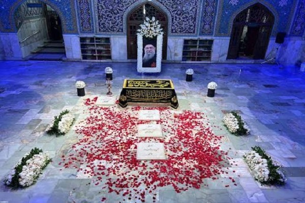 روایتی تازه از حضور رهبر انقلاب در شب تدفین «امام شهید» + فیلم روایتی تازه از حضور رهبر انقلاب در شب تدفین «امام شهید» + فیلم