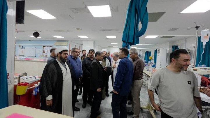معاون استاندار هرمزگان از مجروحان تجاوز ارتش آمریکا به کوهستک عیادت کرد/ شهادت تلخ کودک چهار ساله معاون استاندار هرمزگان از مجروحان تجاوز ارتش آمریکا به کوهستک عیادت کرد/ شهادت تلخ کودک چهار ساله