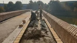 پل تاریخی شهرستان سنگ‌فرش شد